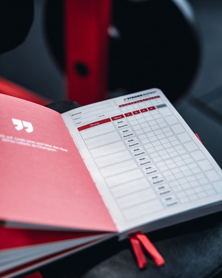 Aufgeschlagene Planungsseite des StrongNotes® Trainingsbuchs mit leeren Feldern für Übungen, Sätze und Gewicht.